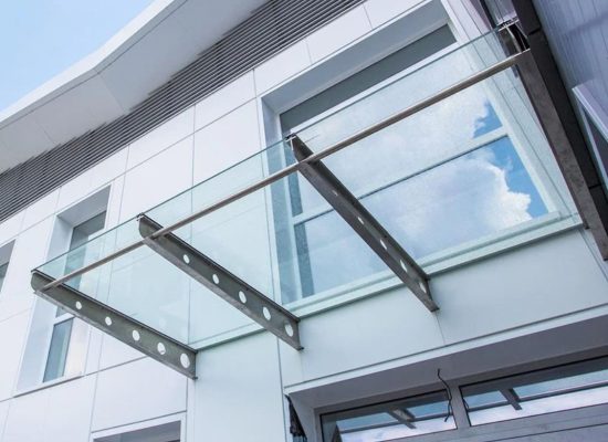 Стеклянные козырьки фото